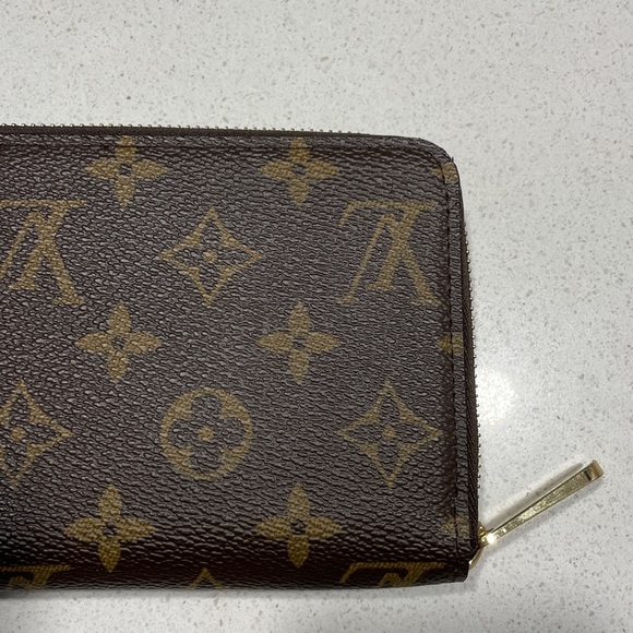 Louis Vuitton Monogram Zippy Wallet - Picture 5 of 16